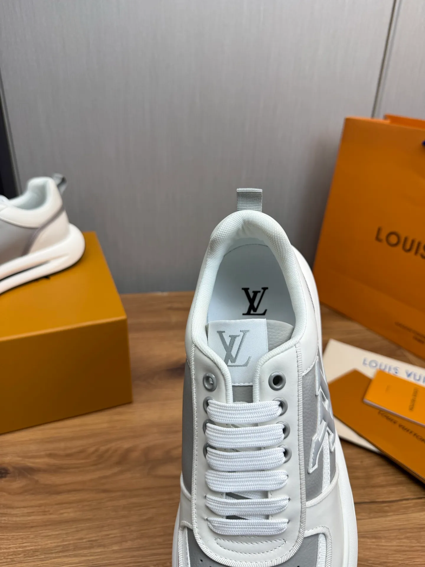 Men's shoes 💰820💰 Lv. Top purchasing agent 🇮🇹 Louis Vuitton, sports shoes counter synchronization, uppers imported from Italy, high-quality splicing and complex handicrafts, imported mesh pads are soft and comfortable, soles: original factory special soles, TPU exclusive movable molded soles super comfortable, original factory single goods, 🔍🔍high quality, you can enter and exit the counter at will, welcome to compare, code number 38-44 (Customized 38.45)